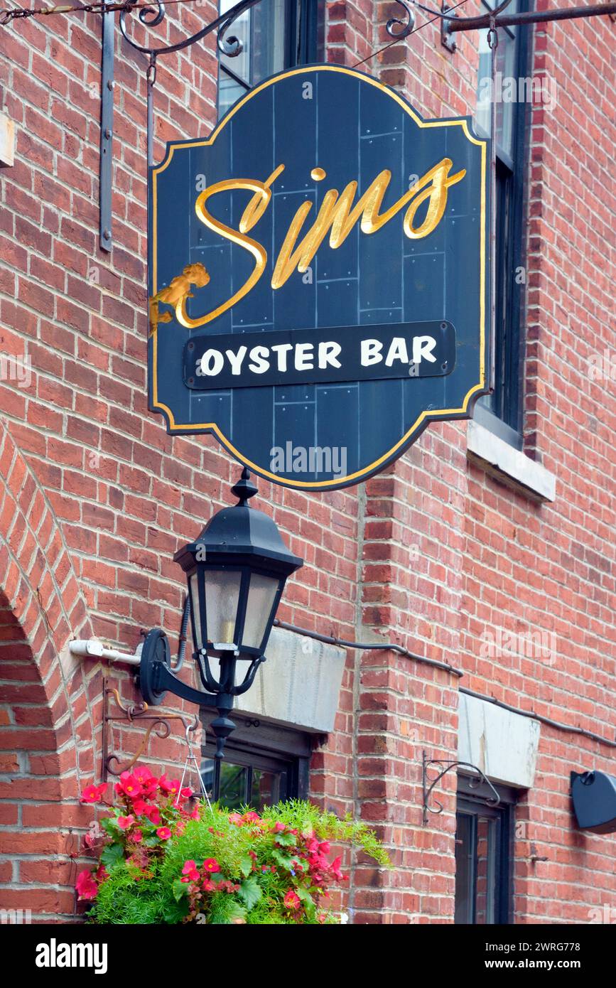 Cartello sospeso per Sims Oyster Bar a Charlottetown, Isola del Principe Edoardo, Canada. Foto Stock