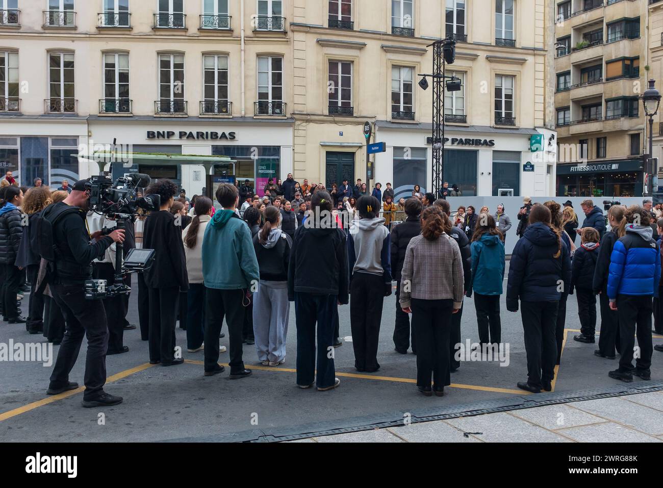 Parigi, Francia, 2024. Un cameraman sta girando delle riprese del coro di giovani che provano rue Soufflot, di fronte al Pantheon Foto Stock
