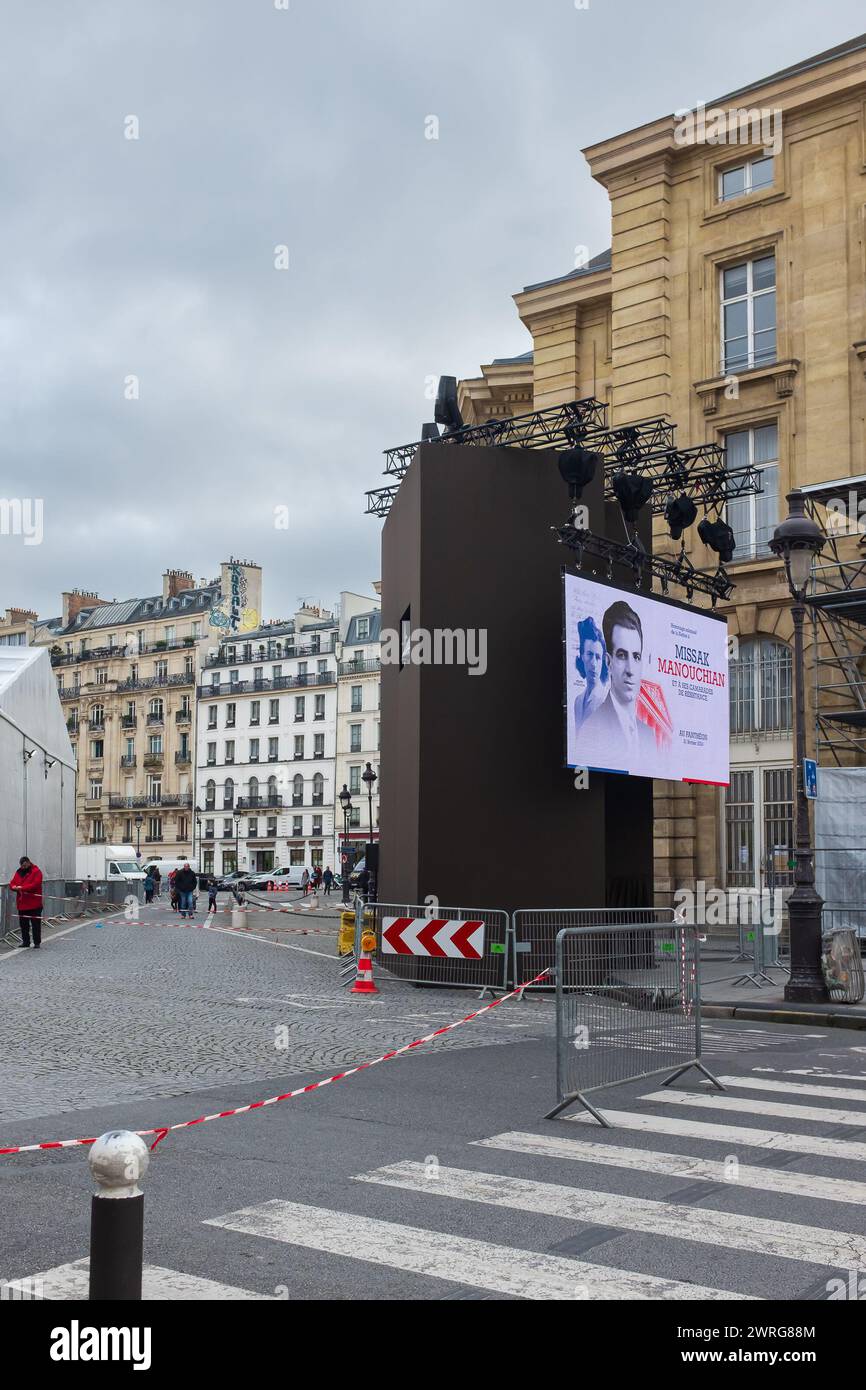 Parigi, Francia. 20 febbraio 2024. Place du Panthéon, i lavoratori stanno preparando la Panteonizzazione dell'eroe franco-armeno della seconda guerra mondiale, Missak Manouchian (verticale) Foto Stock