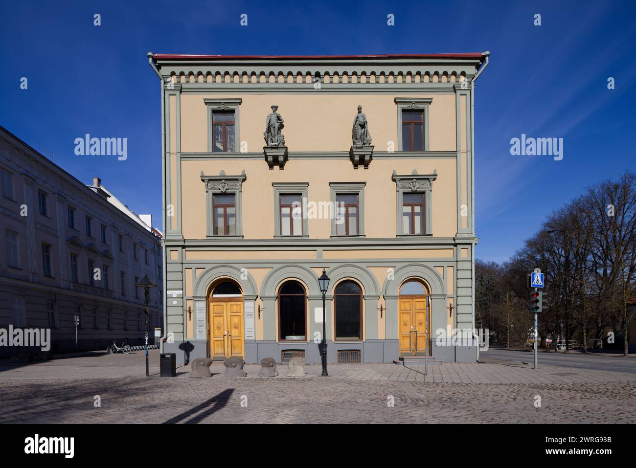 Esempi di architettura neoclassica dalla città vecchia di Tartu in Estonia Foto Stock