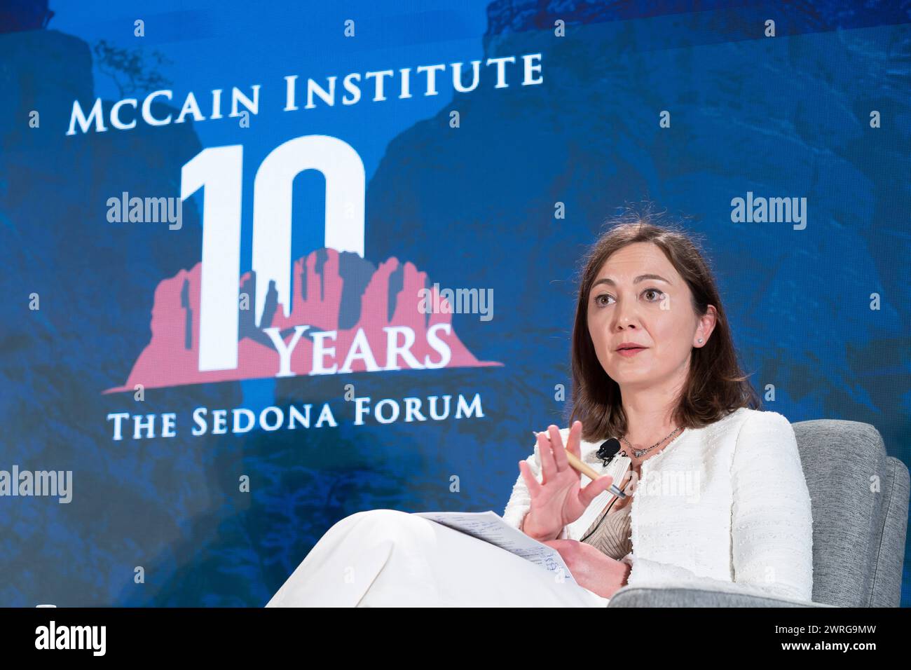Nadya Bliss, direttore esecutivo della Global Security Initiative presso l'Arizona State University, parla all'annuale McCain Institute Sedona Forum Foto Stock