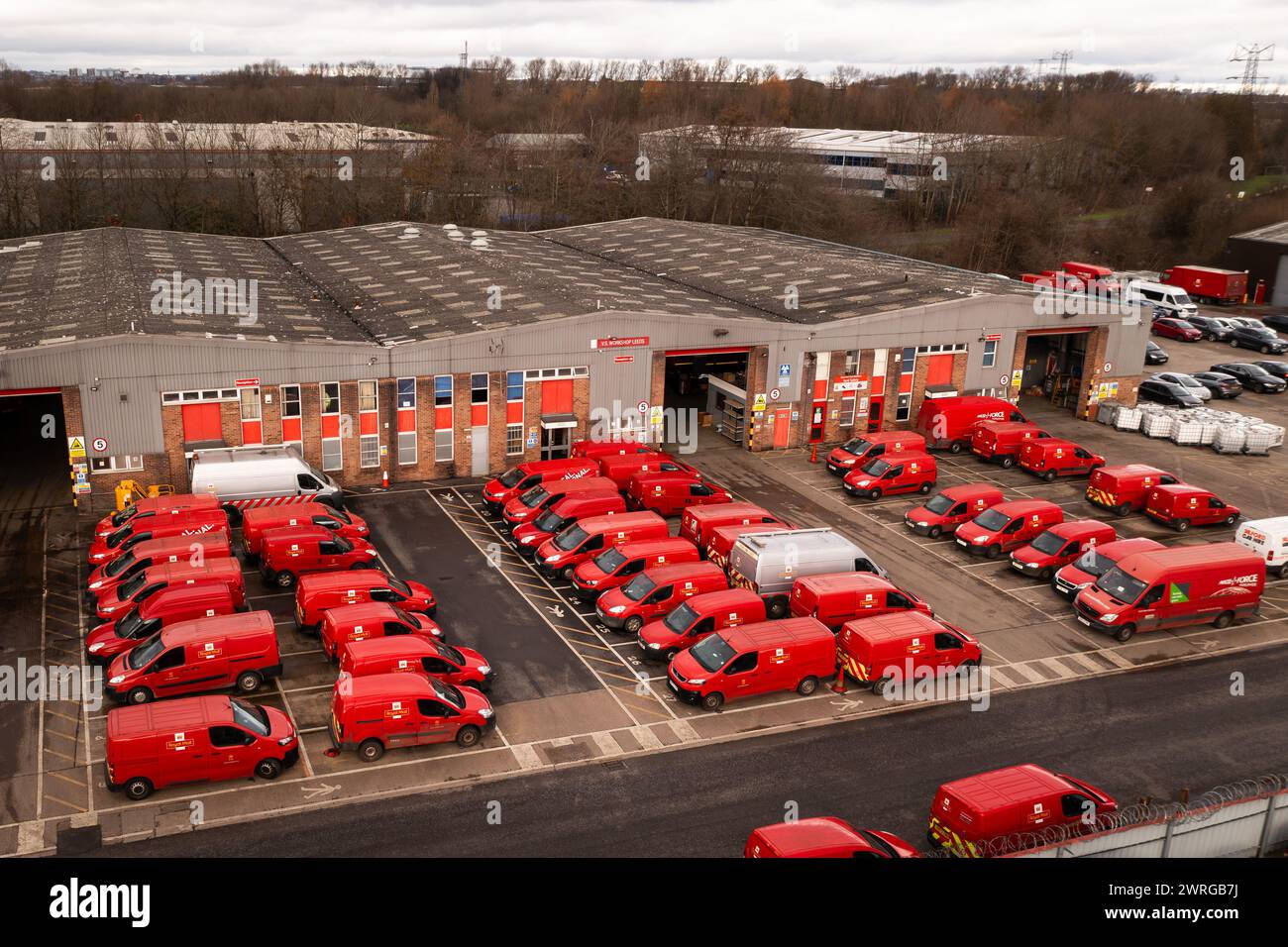 LEEDS, REGNO UNITO - 16 FEBBRAIO 2024. Vista aerea di una flotta di veicoli parcheggiati per la consegna della Royal mail e dell'ufficio postale parcheggiati in un deposito Foto Stock