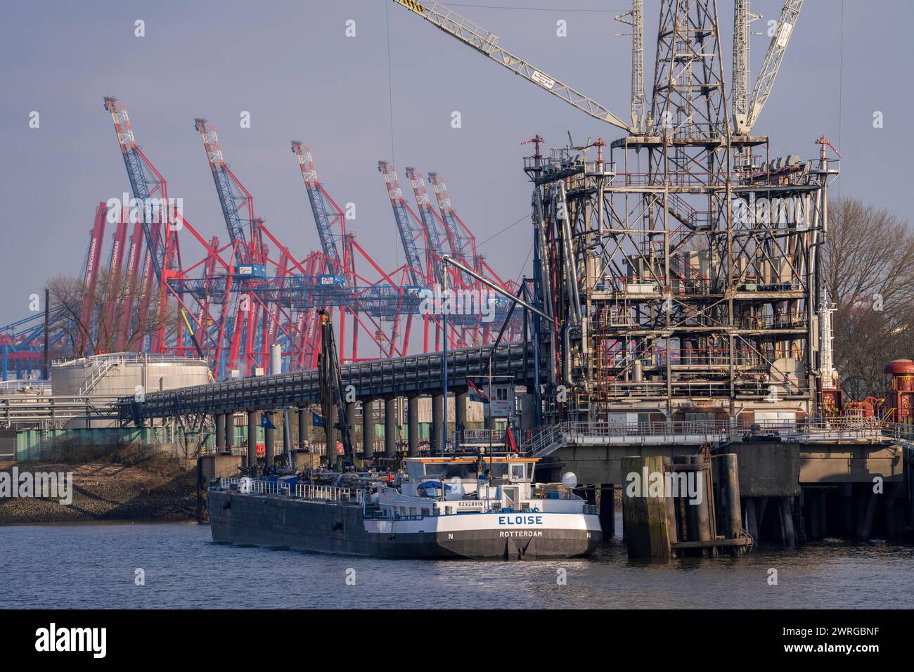 Porto di Amburgo, Elba, traffico marittimo, Ölfleethafen, autocisterne, gru dell'Eurogate Container Terminal, Amburgo, Germania Foto Stock
