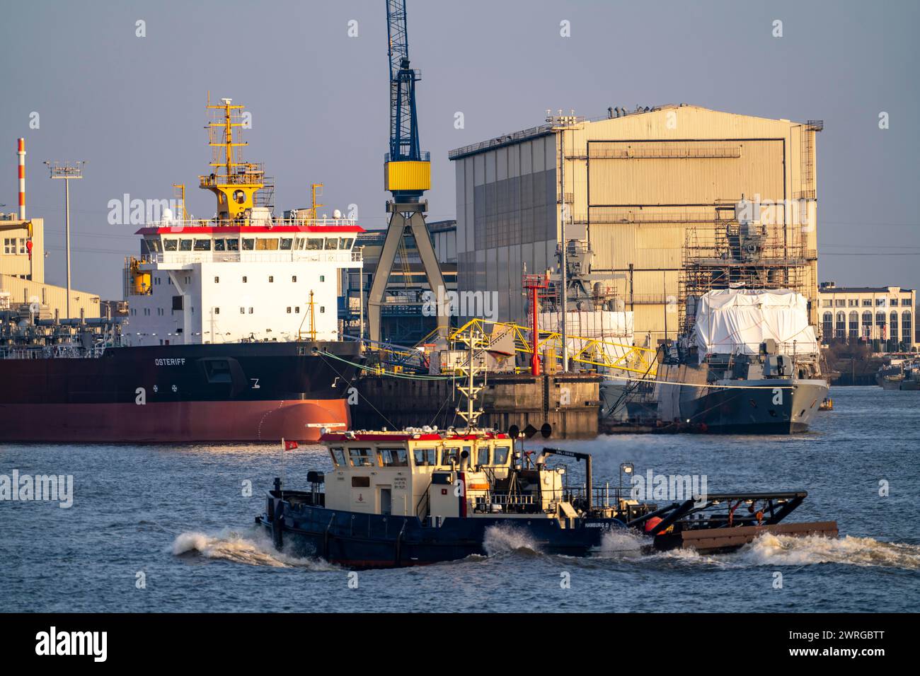 Porto di Amburgo, cantiere Blohm + Voss, draga OSTERIFF e corvetta della marina tedesca, Karlsruhe, F267, in costruzione, Amburgo, Germania Foto Stock