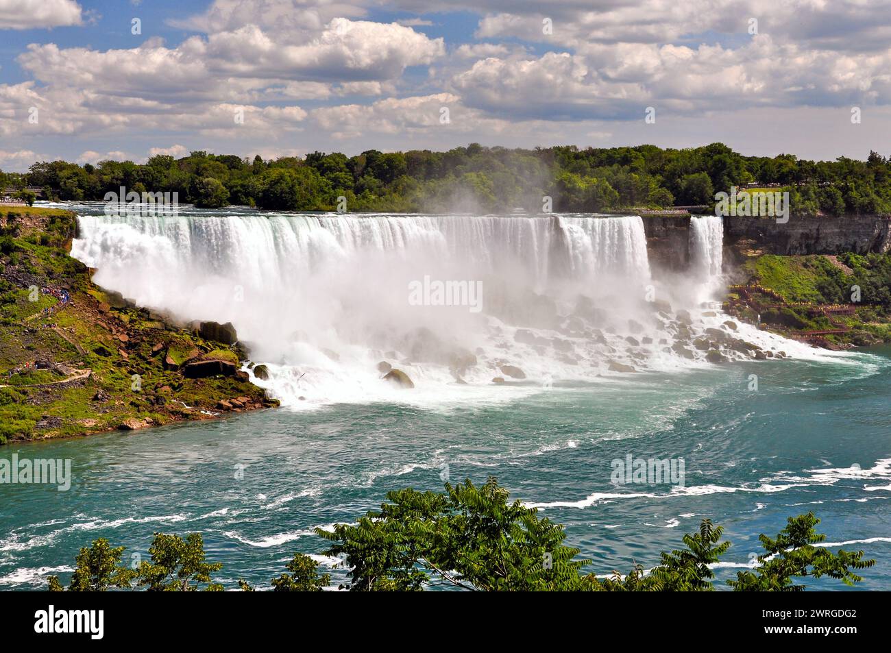 Vista delle American Falls alle cascate del Niagara, con le Bridal Veil Falls sul lato destro. Foto Stock