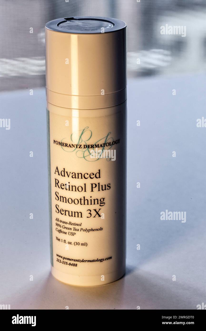 Retinol Plus Soothing Serum è disponibile presso Dr. Rhonda Pomerantz Dermatology, 2024, New York City, USA Foto Stock
