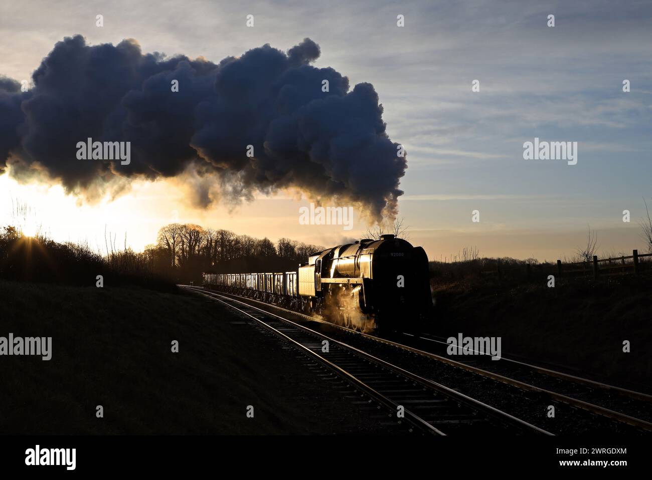Compra 92000 (92214) si avvicina al ponte di coniglio quando il sole sorge su una carta Timeline il 4,1.24. Foto Stock