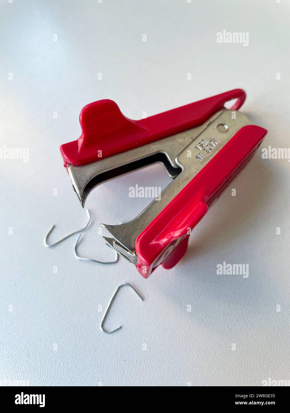 STILL Life of Staple Remover and Used Staples, USA Foto Stock
