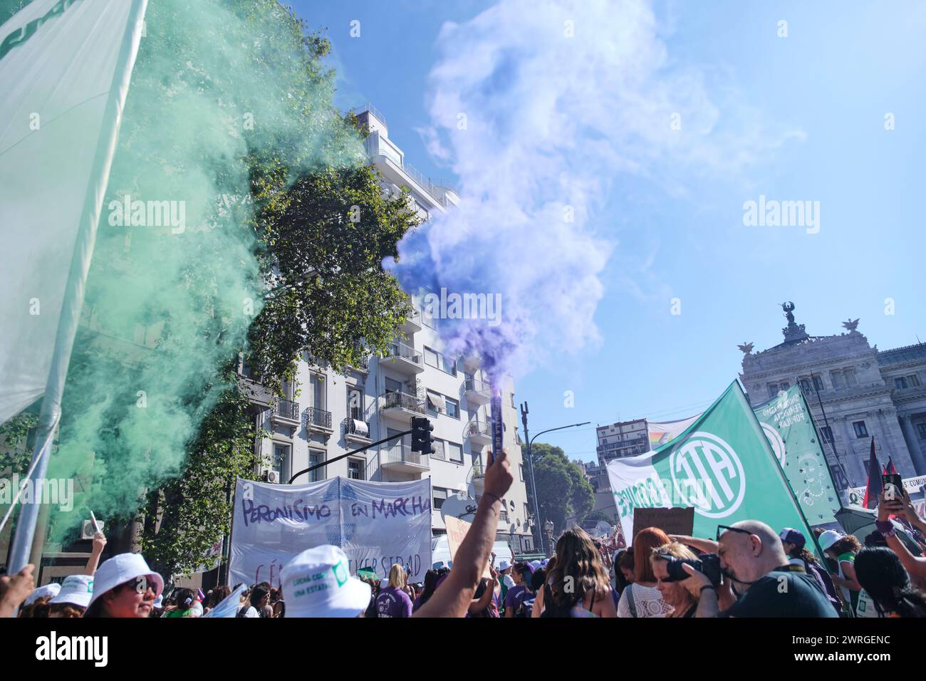 Buenos Aires, Argentina; 8 marzo 2024: Il fumo viola e verde esplode in aria durante lo sciopero internazionale delle donne 8M. Foto Stock