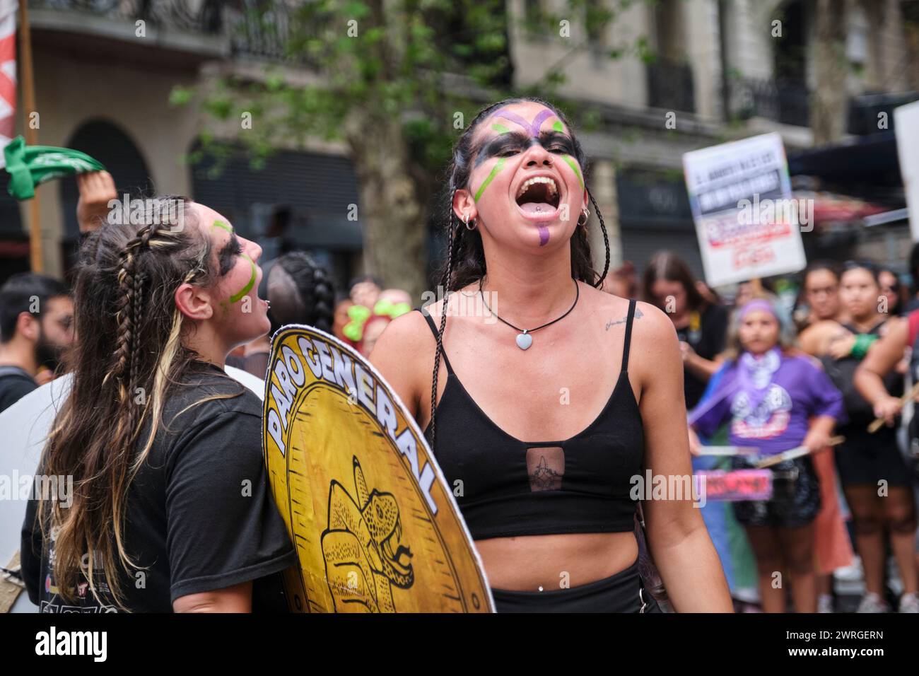 Buenos Aires, Argentina; 8 marzo 2024: Giovani donne che ballano, urlano slogan femministi e sventolano fazzoletti verdi mentre marciano durante la stagista Foto Stock