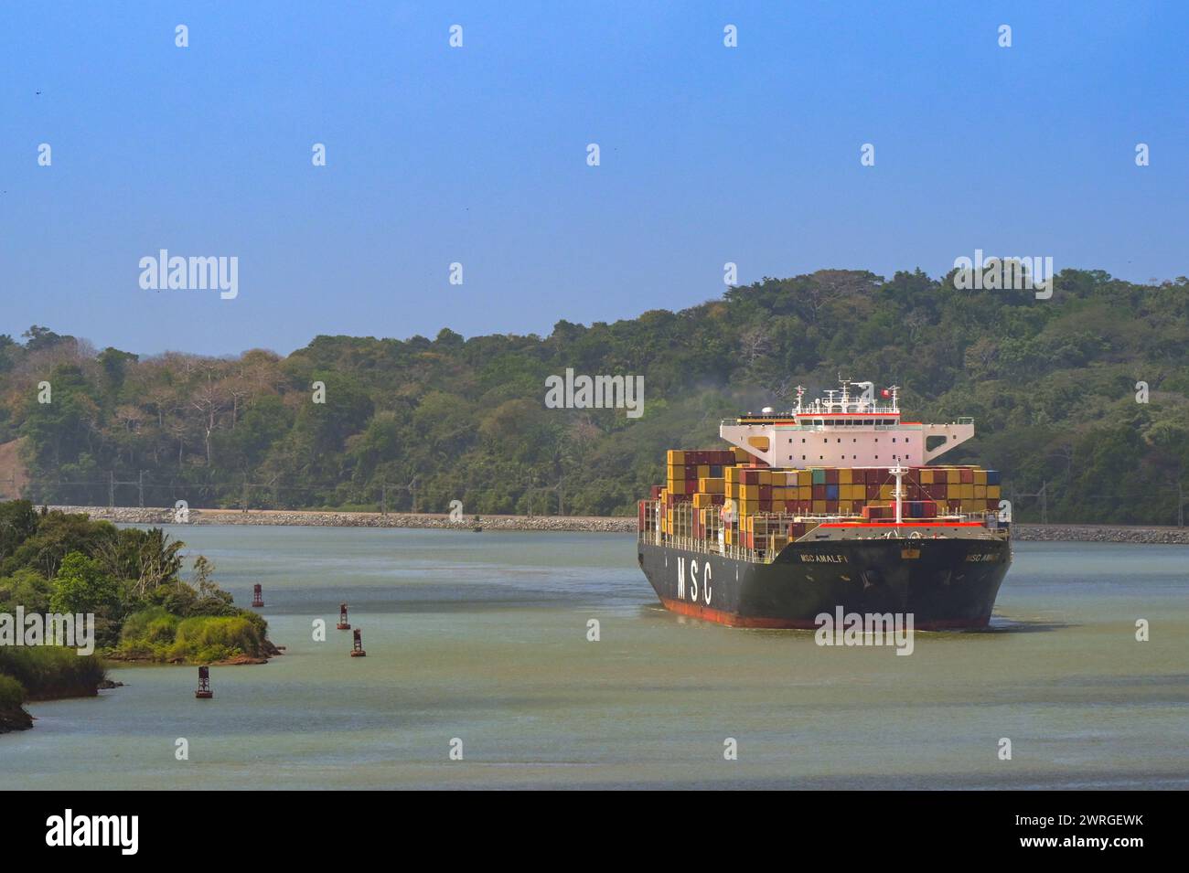 Canale di Panama, Panama - 23 gennaio 2024: Nave portacontainer MSC Amalfi che naviga intorno a una curva sul Canale di Panama Foto Stock
