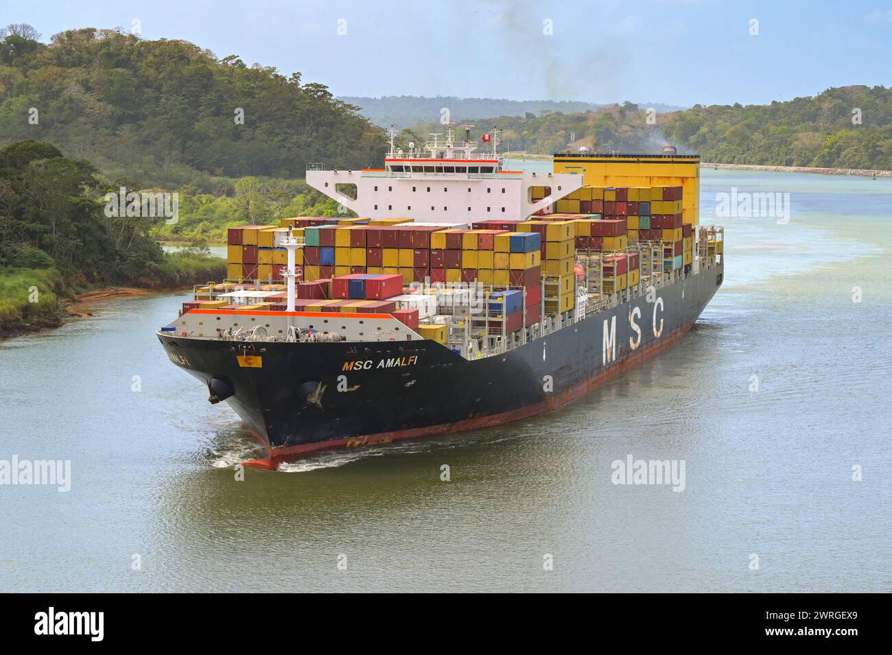 Canale di Panama, Panama - 23 gennaio 2024: Nave container MSC Amalfi che naviga sul Canale di Panama Foto Stock