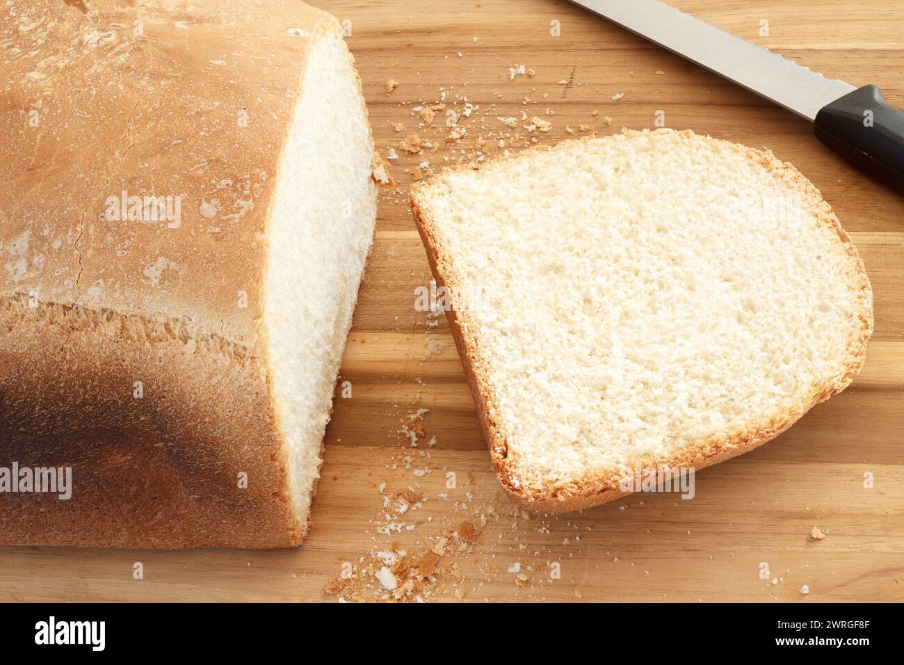 Pane fatto in casa sul tagliere Foto Stock