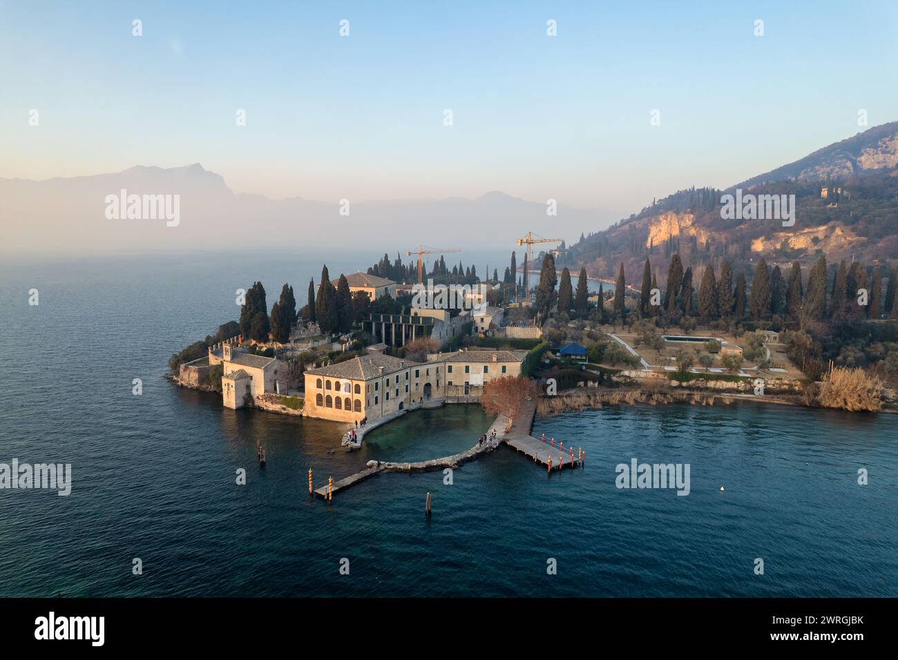 Vista aerea di Punta San Vigilio sulle rive del Lago di Garda al tramonto, Lombardia, Italia Foto Stock
