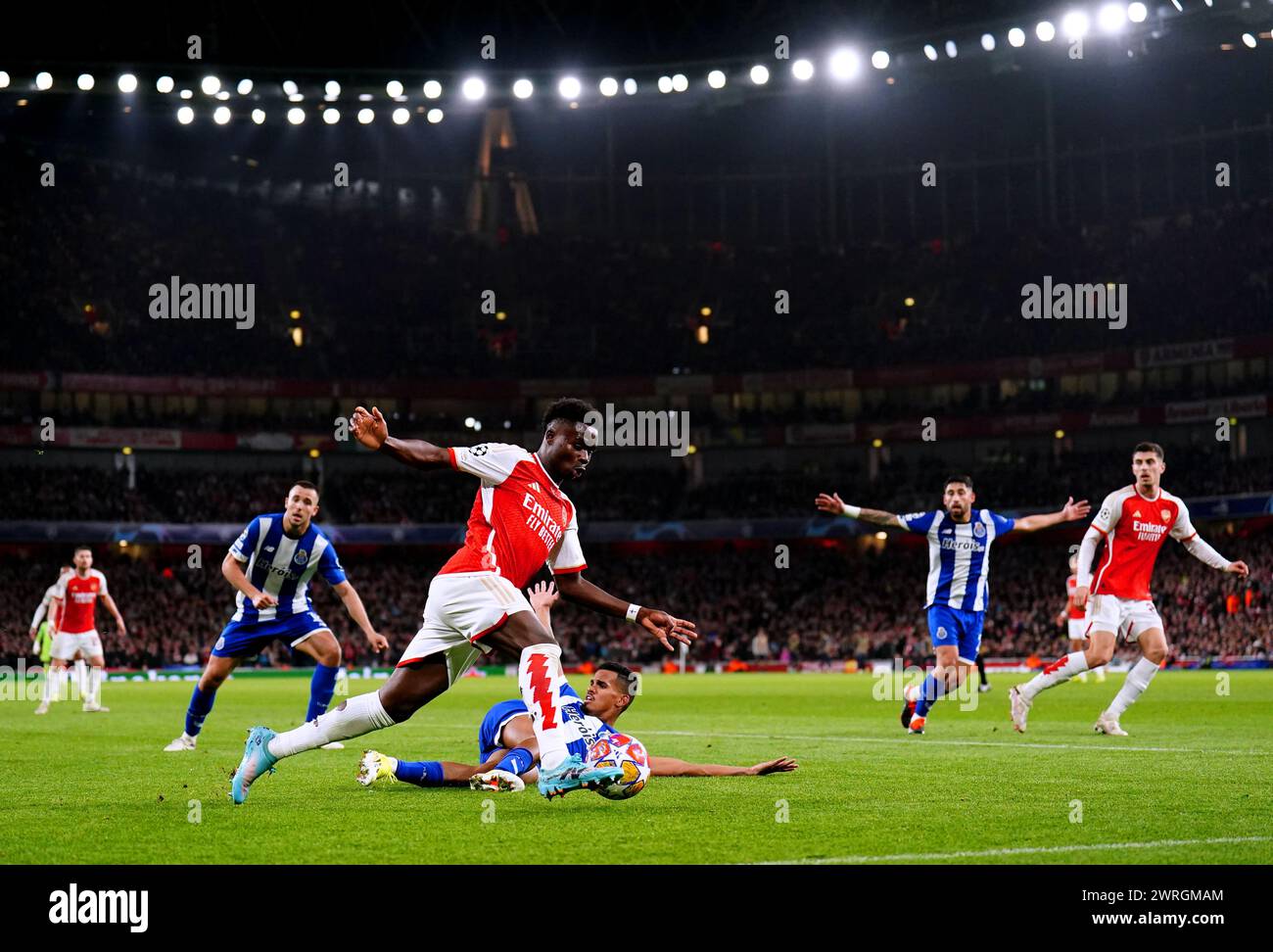 Bukayo Saka dell'Arsenal controlla la palla durante la partita di andata e ritorno della UEFA Champions League 16 all'Emirates Stadium di Londra. Data foto: Martedì 12 marzo 2024. Foto Stock
