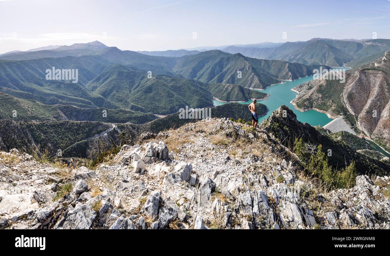 Lago Kozjak verde blu circondato da colline sulle montagne della Macedonia. Grande lago artificiale. Vista panoramica mozzafiato. Foto Stock