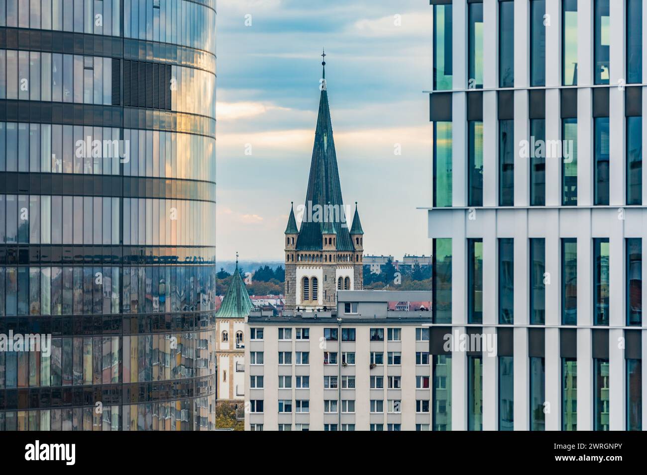 Breslavia, Polonia - 12 novembre 2023: Splendido e colorato panorama della città di Breslavia con edifici aziendali, torri e altre costruzioni visibili Foto Stock