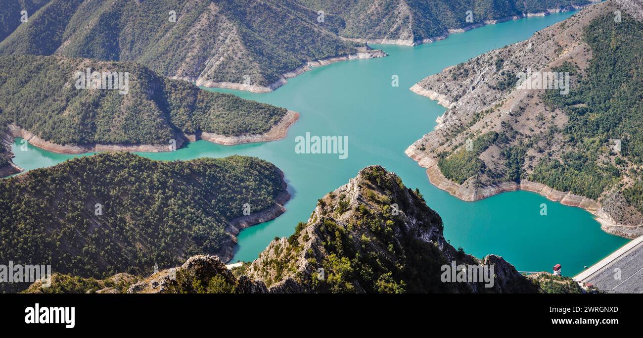 Lago Kozjak verde blu circondato da colline sulle montagne della Macedonia. Grande lago artificiale. Vista panoramica mozzafiato. Foto Stock