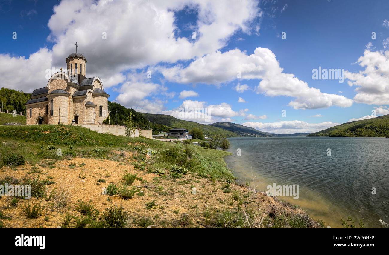 La nuova chiesa di St. Nicholas ha costruito vicino alla chiesa sommersa nel lago Mavrovo. Foto Stock