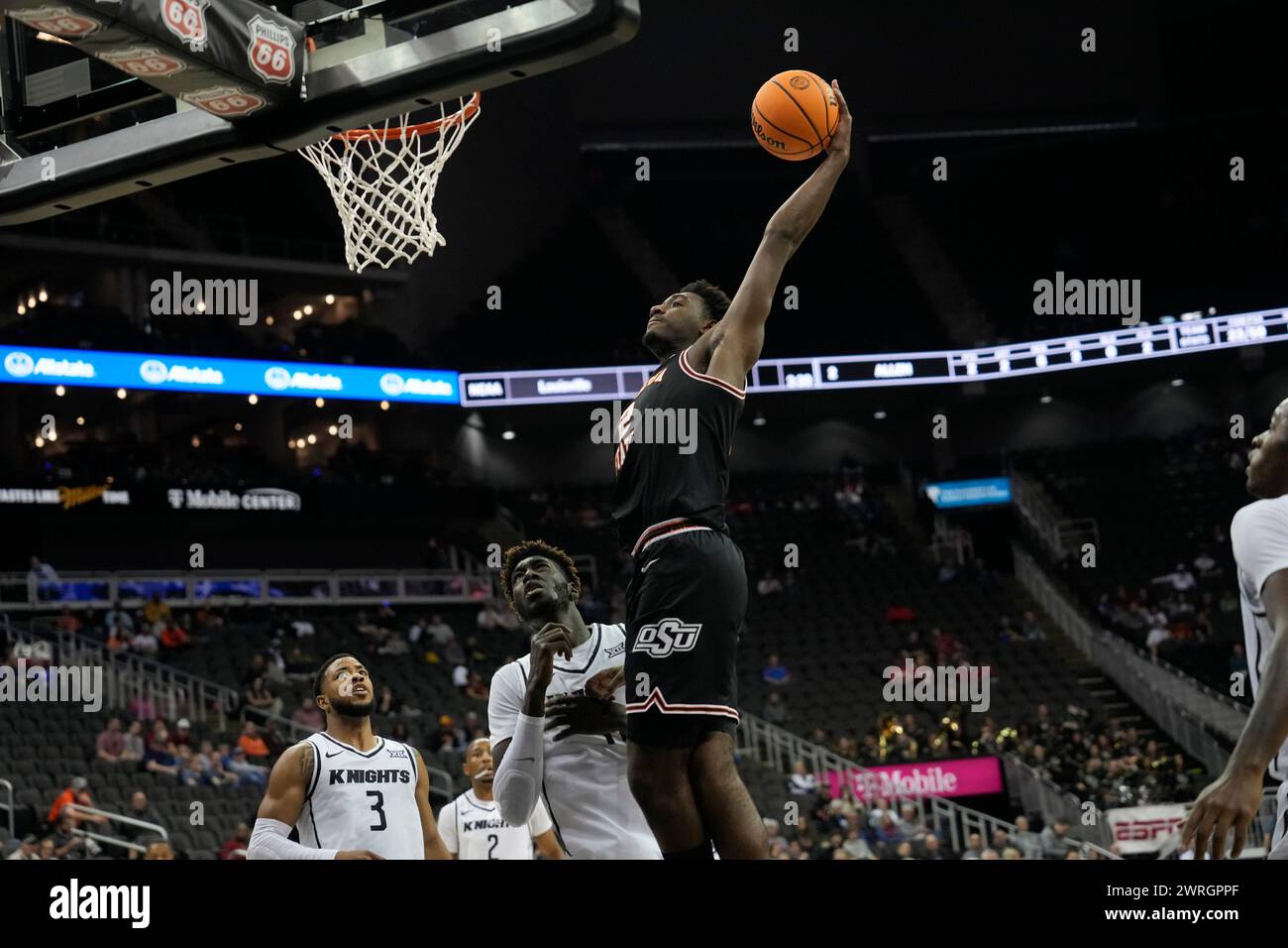 12 MARZO 2024: L'attaccante degli Oklahoma State Cowboys Eric Dailey Jr. (2) slam Dunks nel Big 12 Championship Tournament al T-Mobile Center, Kansas City, Missouri. Jon Robichaud/CSM. Foto Stock