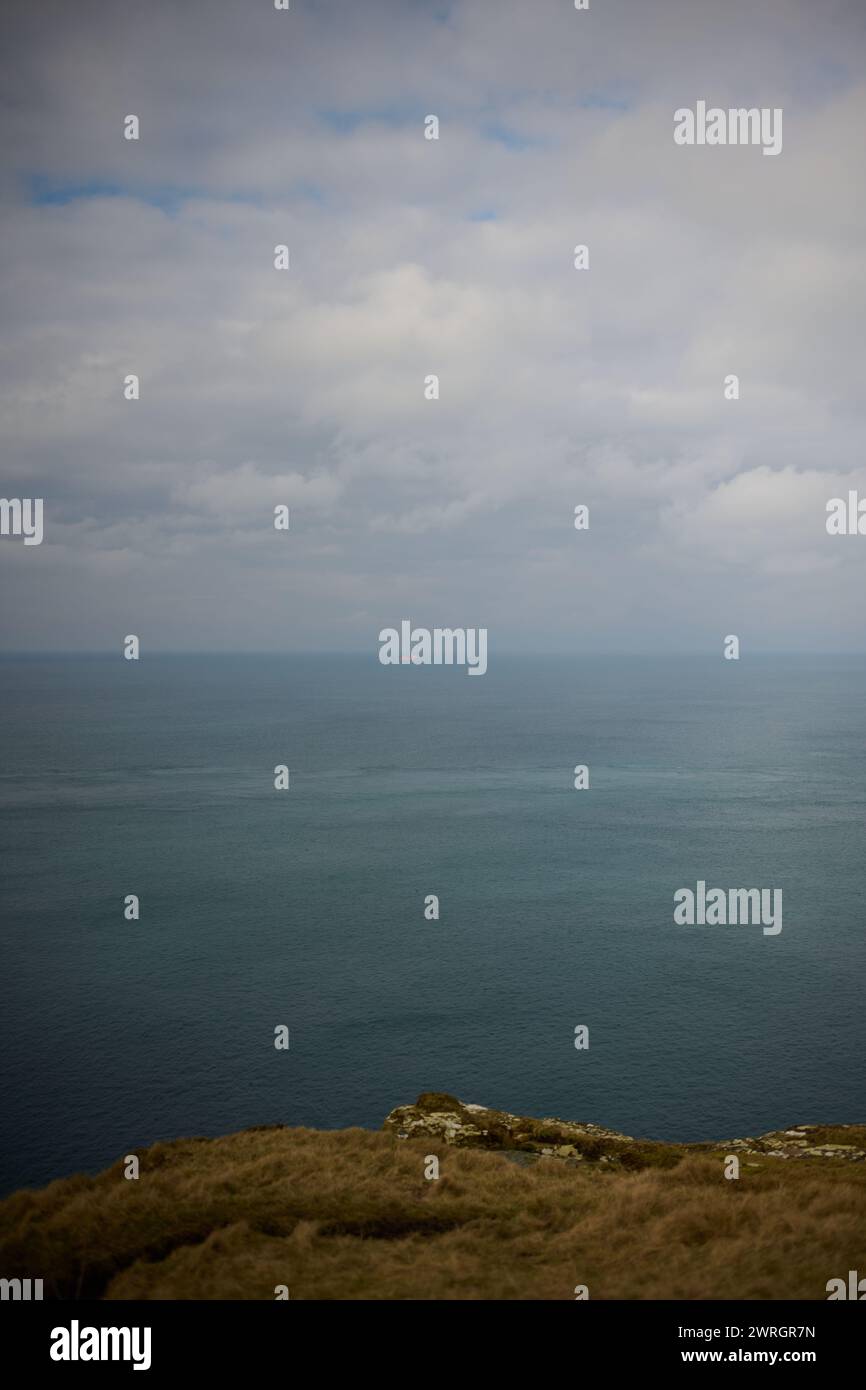Vista da Dunnet dirigersi verso il Mare del Nord Atlantico con un container o una nave sullo sfondo Foto Stock