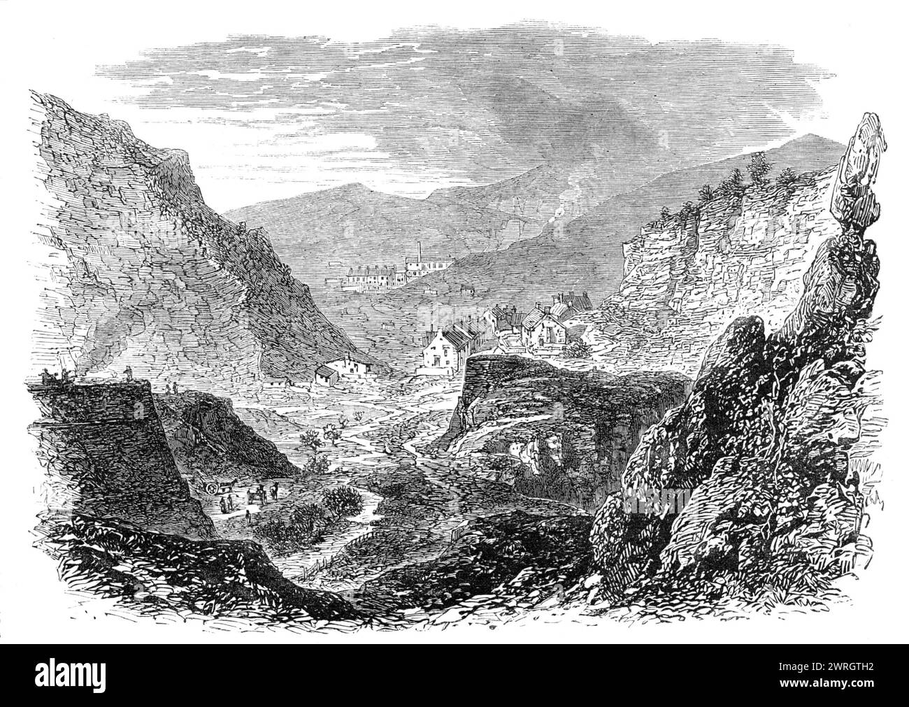 The British Association at Bath: The Village and Quarries at Holwell, vicino a Bath, 1864. 'Duecento persone, sabato, hanno accompagnato il signor C. Moore nell'escursione alle Mendip Rocks, vicino a Frome, dove si verificano le singolari combinazioni di vecchi calcari carboniferi rialzati, che ricevono sulle loro superfici usurate dall'acqua depositi di letti retici, liassici e oolitici, e che espongono nelle loro fessure alcune bande verticali, che sembravano dighe, e altre che erano vene metallifere. Lo scopo principale del viaggio era geologico; le aggiunte erano archeologiche...le cave di Holwell Foto Stock