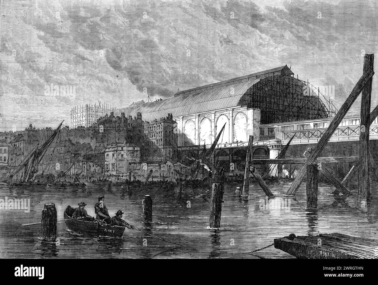 La stazione ferroviaria di Charing-Cross, vista dal fiume [Tamigi, Londra], 1864. "Questa magnifica struttura, con un tetto semicircolare di ferro e vetro, supera di gran lunga i tetti molto ammirati della Great Northern Railway a King's Cross, che sono a soli 105 metri, mentre questi sono quasi 200 metri. Le piattaforme passeggeri attualmente in uso proiettano oltre i limiti di questo tetto di vetro su una parte del ponte, che si allarga dalla larghezza ordinaria di quattro linee ferroviarie in una forma a ventaglio, contenente sette linee... il contratto era enormemente pesante, considerando la breve distanza del li Foto Stock