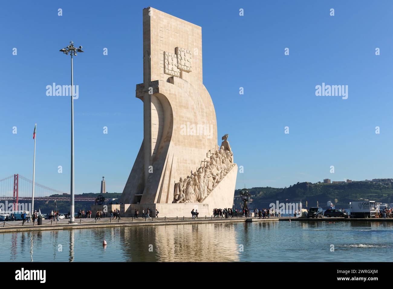Belem, Lisbona, Portogallo, 18 febbraio 2024, zona lungo il fiume piena di turisti vicino al Discoveries Pattern Foto Stock