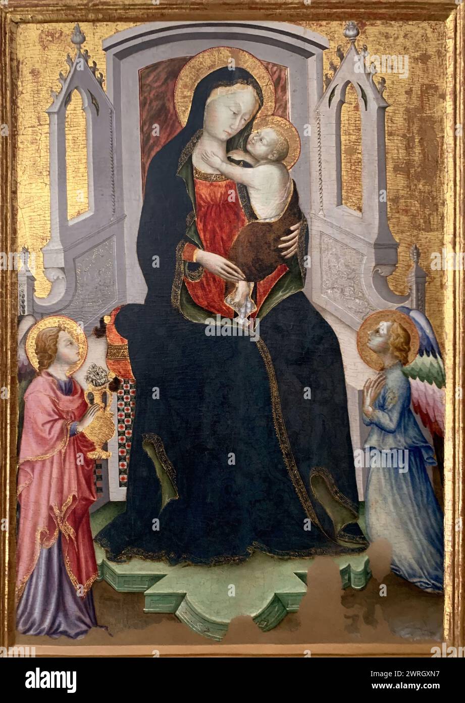 Madonna in trono con bambino e due angeli, 1428-1429. Si trova nella Collezione della Pinacoteca e Museo Civici di Camerino. Foto Stock