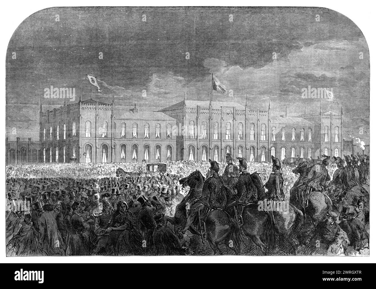 Visita del Principe e della Principessa del Galles in Svezia: Partenza dalla stazione ferroviaria di Gottenborg, da uno schizzo del nostro artista speciale, 1864. Il futuro re Edoardo VII e la regina Alessandra in Scandinavia. "Il loro approccio è stato salutato con un saluto di artiglieria... una guardia d'onore, composta dagli ussari svedesi, è stata allestita fuori dalla stazione... le autorità locali hanno anche eretto delle tribune con dei bracieri al loro interno, per mostrare la luce alla processione, mentre le carrozze del partito reale si spostavano dalla stazione ferroviaria al molo. Da "Illustrated London News", 1864. Foto Stock