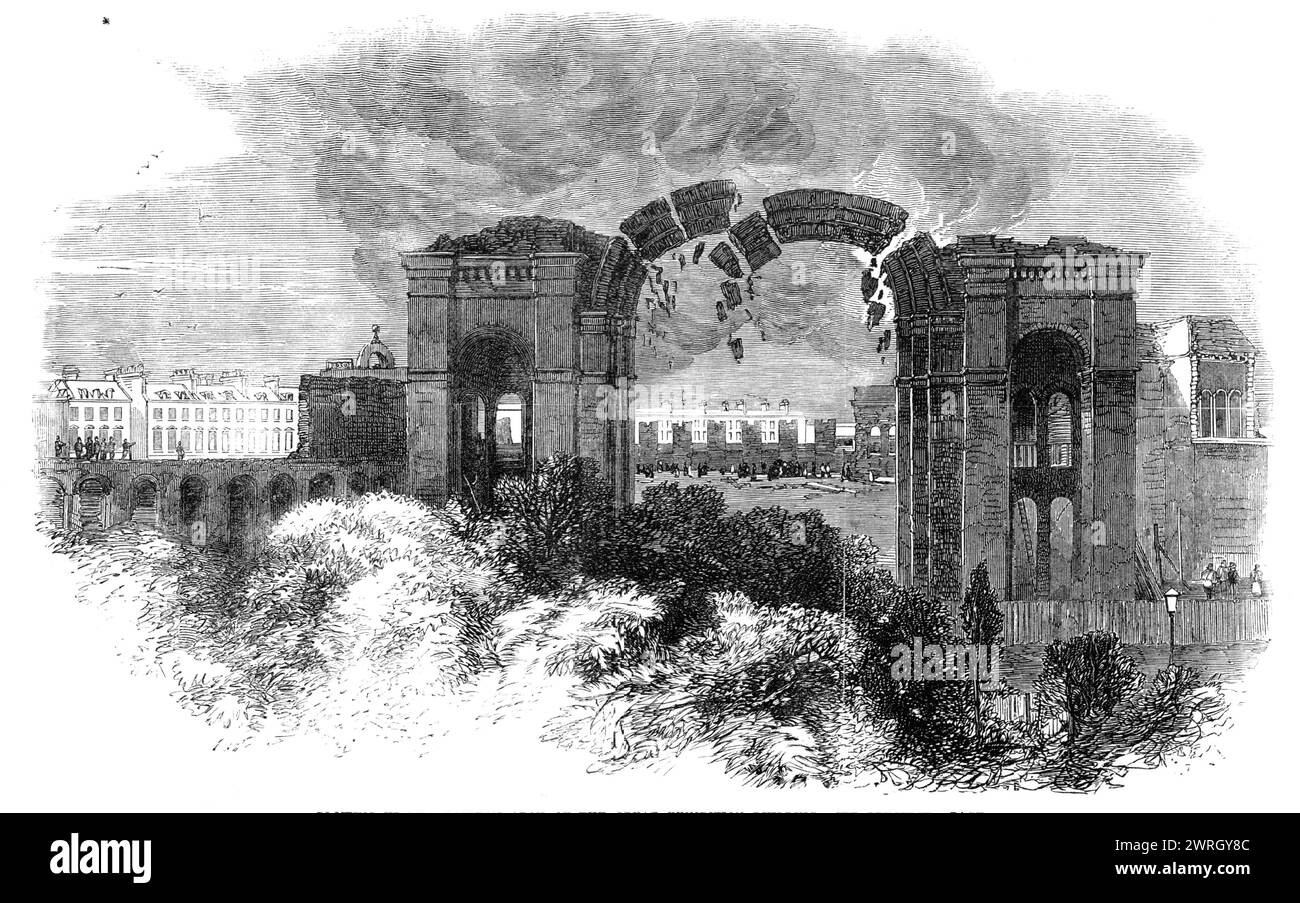 Blowing Up the Eastern Arch of the Great Exhibition Building, [South Kensington, Londra], 1864. Demolizione di un '...arco che sosteneva l'estremità orientale della navata centrale dell'edificio dell'esposizione Internazionale. L'arco era di mattoni, in cemento Portland, in forma semicircolare; la distanza di 59 piedi...per aver demolito questo arco nel modo ordinario avrebbe richiesto l'uso di ampie impalcature...è stato quindi suggerito che avrebbe formato un buon esperimento per i Royal Engineers. Il signor Freake, che ha comprato i materiali dell'edificio e li sta tirando giù, ha accettato di non farlo Foto Stock