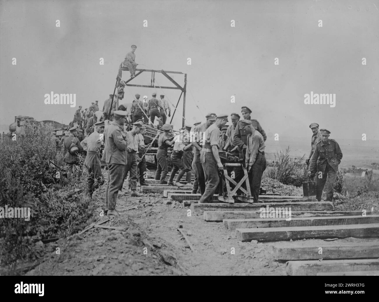 R.R. Follows British Advance, 31 ottobre 1918 (data creata o pubblicata successivamente). Costruzione della ferrovia durante la prima guerra mondiale, descritta dall'Imperial War Museum come "Battaglia della linea Drocourt-Queant. Royal Engineers posa della ferrovia a Ecoust, 6 settembre 1918." Foto Stock