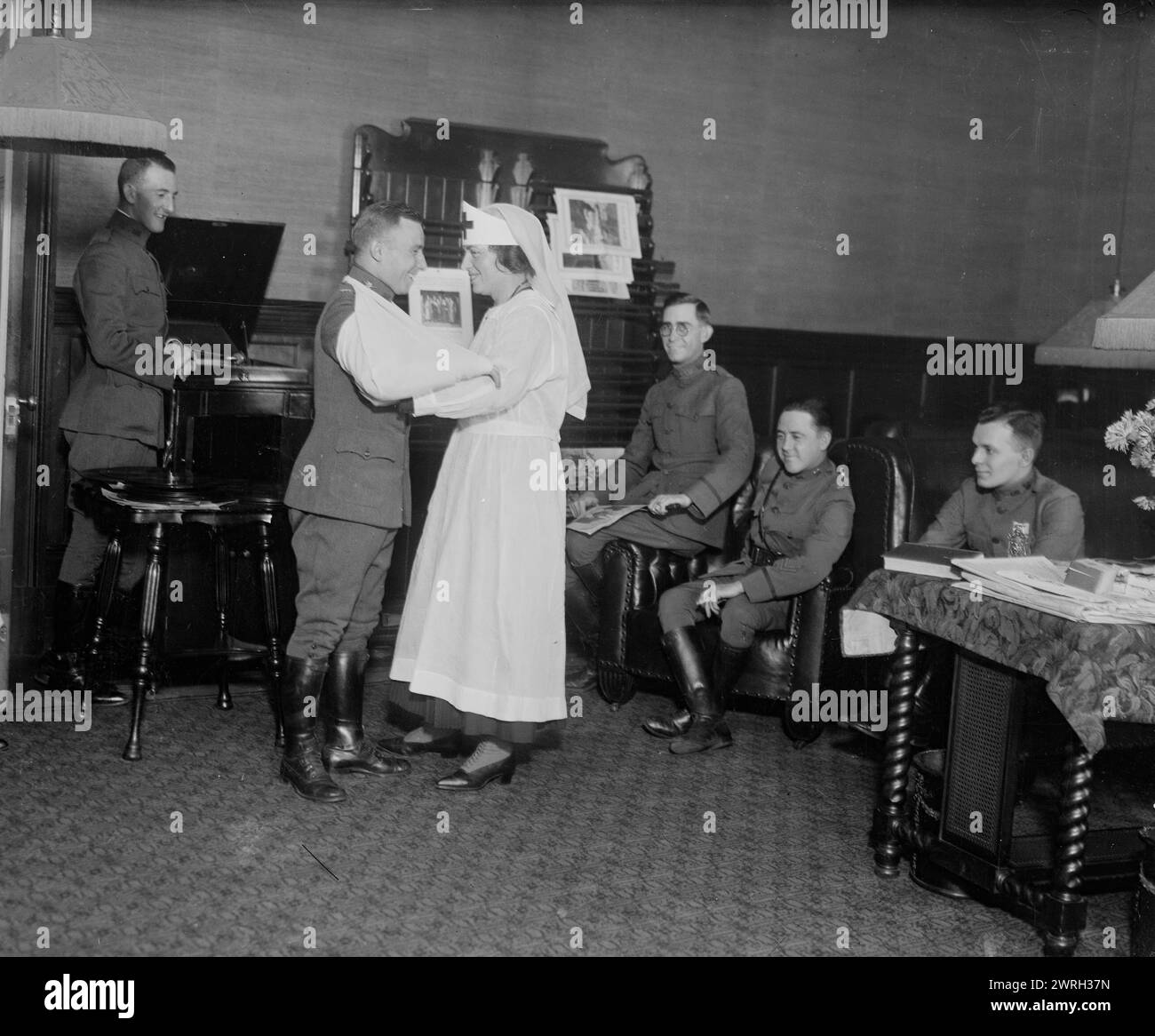 Ufficiale ferito dalla Croce Rossa, tra il 1917 e il 1920. Infermiera con ufficiale ferito a Lafayette House, una casa di convalescenza per veterani situata al 112 di Central Park South, New York City. Foto Stock