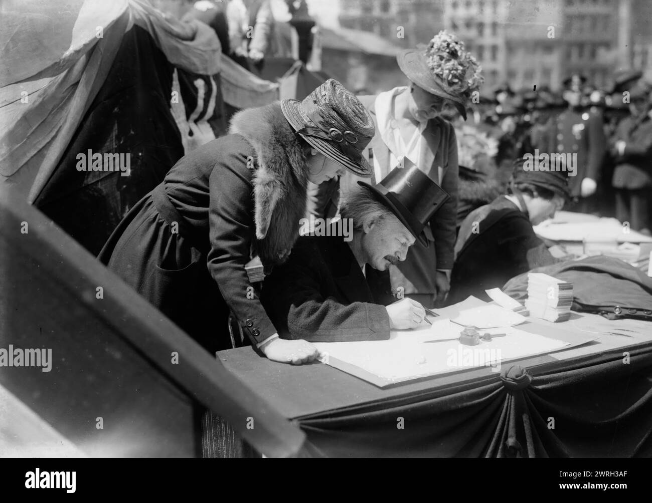 Paderewski, tra c1915 e c1920. Mostra il pianista e compositore polacco Ignacy Jan Paderewski (1860-1941) seduto a un tavolo all'aperto. Foto Stock