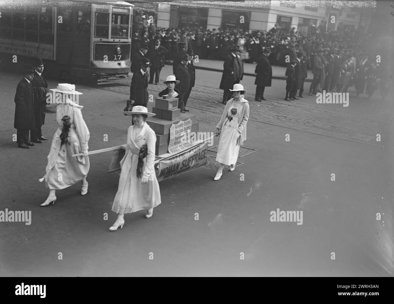 Sup. [cioè suffragio] sfilata, 1917. Mostra le donne che trasportano un ballottaggio in una parata di suffragio femminile, New York City, 27 ottobre 1917. Foto Stock