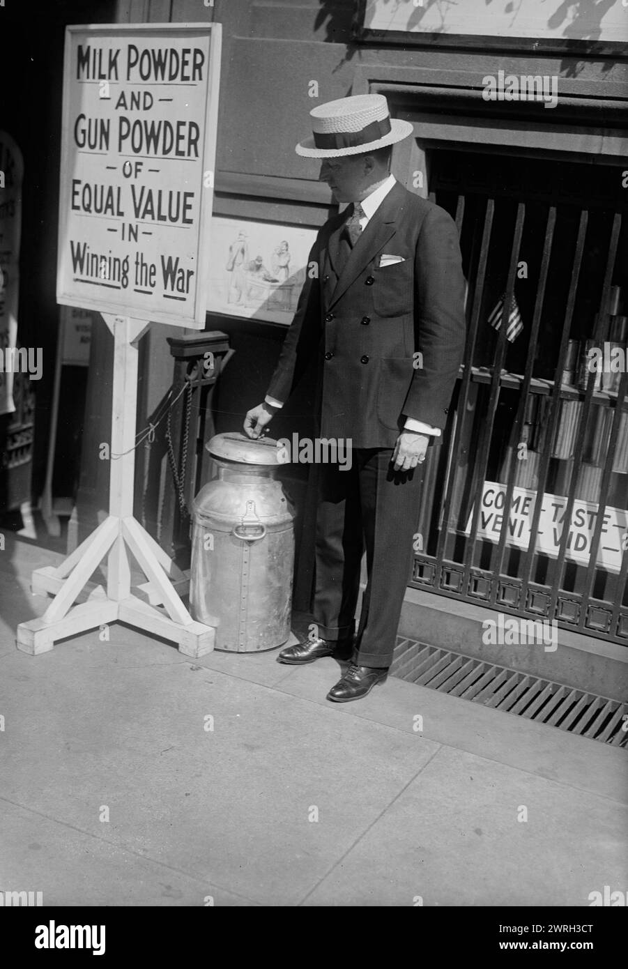 J.B. Wells, 1918. Tenore cantante John Barnes Wells (1880-1935) con un lattina di latte e un segno che promuoveva il Comitato per il latte libero per la Francia che raccolse denaro per inviare latte in polvere in Francia durante la prima guerra mondiale Foto Stock