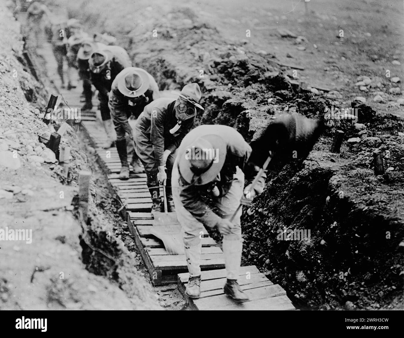 Vanning gas, 6 giugno 1918 (data creata o pubblicata successivamente). Soldati americani addestrati ad usare Ayrton o ventaglio di trincea per eliminare gas velenosi durante la prima guerra mondiale, Camp Kearny, California. Foto Stock