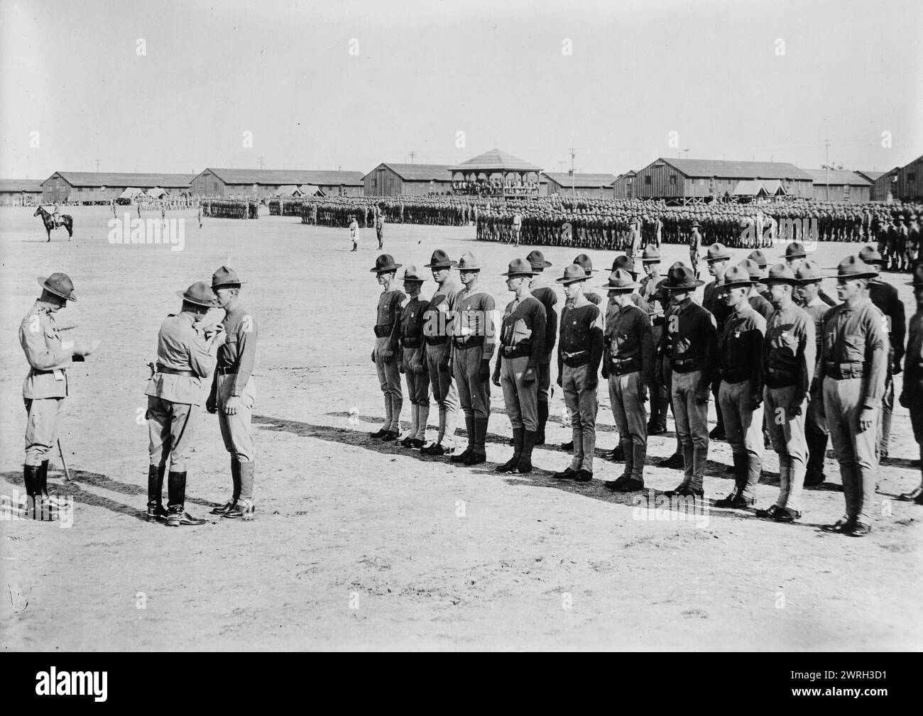 Gen. Cole decorare marines, Paris ISL [Es. Parris Island], S.C., 10 giugno 1918 (data creata o pubblicata successivamente). Il generale di brigata Eli Kelley Cole (1867-1929), che servì come ufficiale comandante della Marine Barracks, Parris Island, tra gennaio e settembre 1918, assegnando una decorazione militare a un soldato durante la prima guerra mondiale Foto Stock