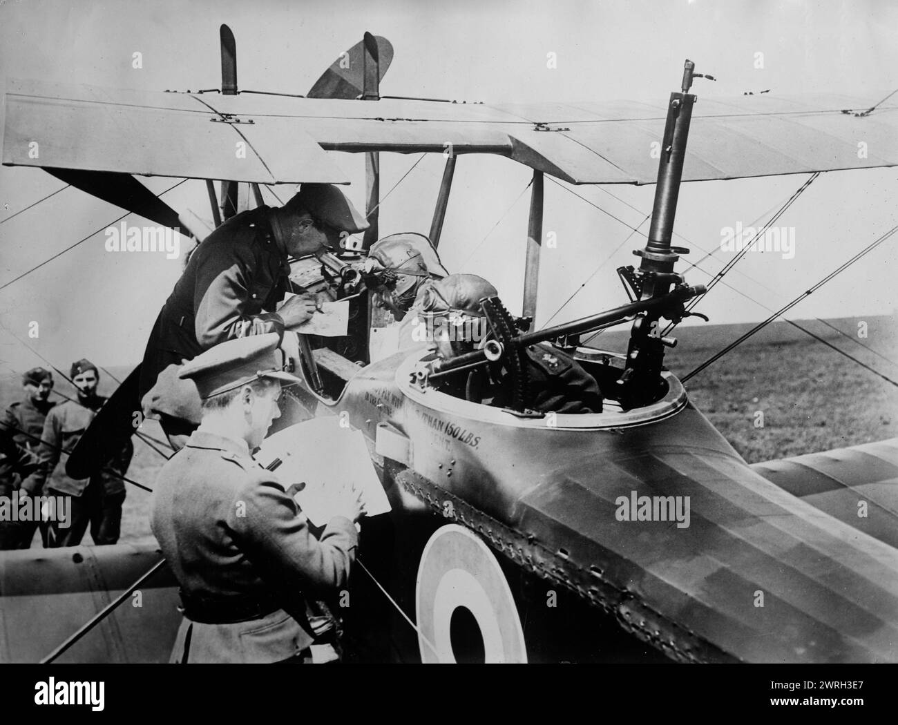 Aviatori britannici che ricevono istruzioni, 15 maggio 1918. Il pilota e osservatore di un biplano Royal Aircraft Factory R.E.8 (numero di serie B5106) del No. 59 Squadron ricevendo istruzioni dal maggiore Charles Jospeh Mackay prima di decollare dall'aeroporto di Vert-Galland, Francia, 15 maggio 1918. La pistola Lewis dell'osservatore e' su un anello di Scarff. Foto Stock