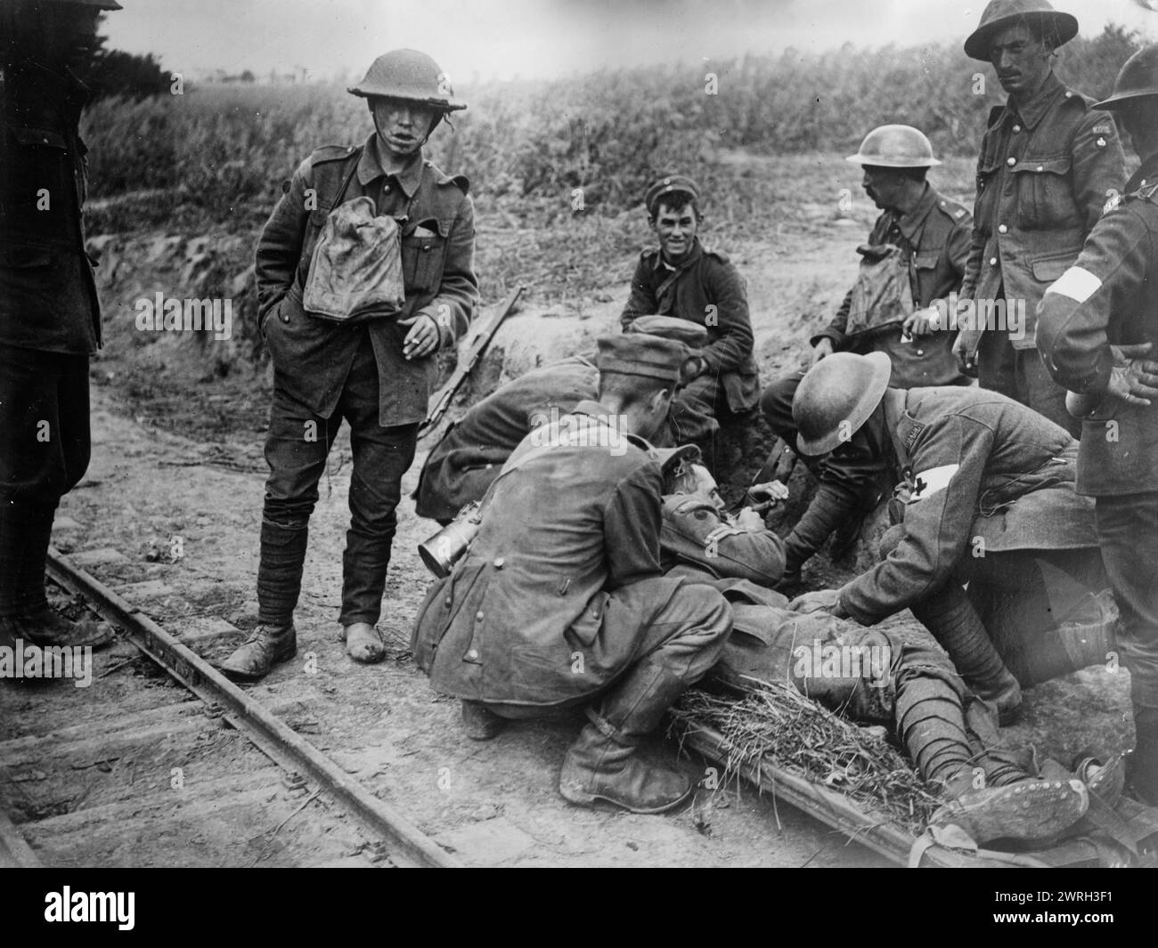 Dressing Wounds of British, 18 agosto 1918. Soldati britannici feriti della 9a Divisione cui assistono personale del Royal Army Medical Corps dopo essere stati portati dai prigionieri tedeschi durante l'azione a Outtersteene Ridge, Meteren, Fiandre occidentali, Belgio, 18 agosto, 1918 durante la prima guerra mondiale Foto Stock
