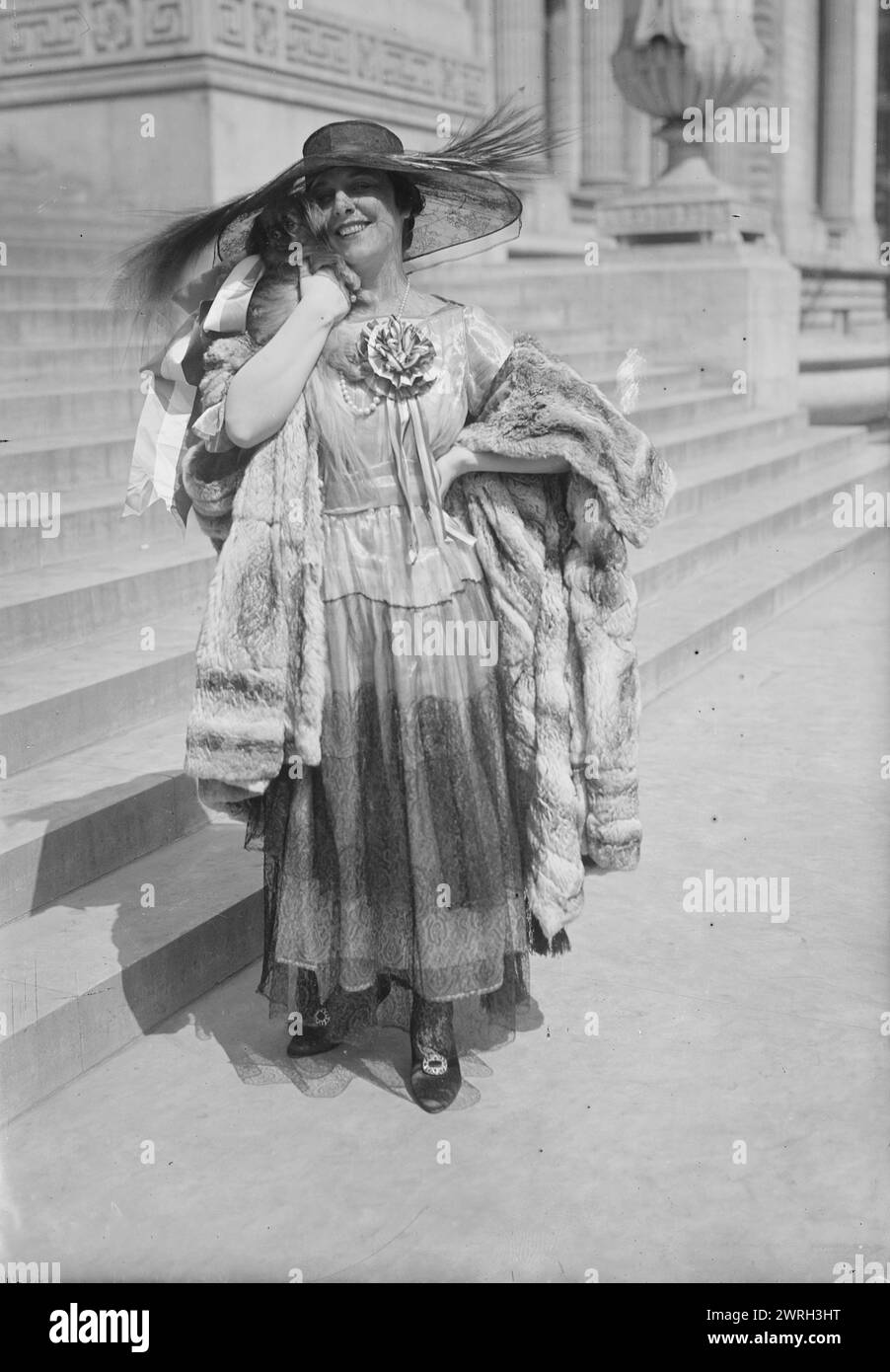 Farrar, 15 aprile 1918. La cantante d'opera soprano Geraldine Farrar (1882-1967) durante il periodo di un concerto che faceva parte del Liberty Theater della Women's War Relief Association di fronte alla New York Public Library alla 5th Avenue e alla 42nd Street a New York City. Si tennero spettacoli e discorsi per fare appello al pubblico per acquistare Liberty bond. Il teatro faceva parte del terzo Liberty Loan drive, che si tenne dal 6 aprile 1918 al 4 maggio 1918 durante la prima guerra mondiale Foto Stock