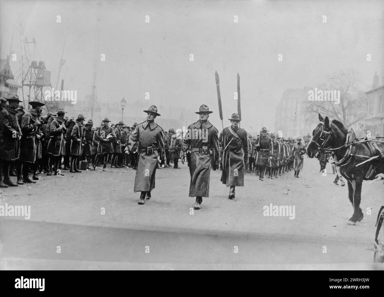 Truppe statunitensi al porto di sbarco, Francia, 3 novembre 1917. La debarkazione della Rainbow Division delle truppe statunitensi a St. Nazaire, Francia il 3 novembre 1917 durante la prima guerra mondiale Foto Stock