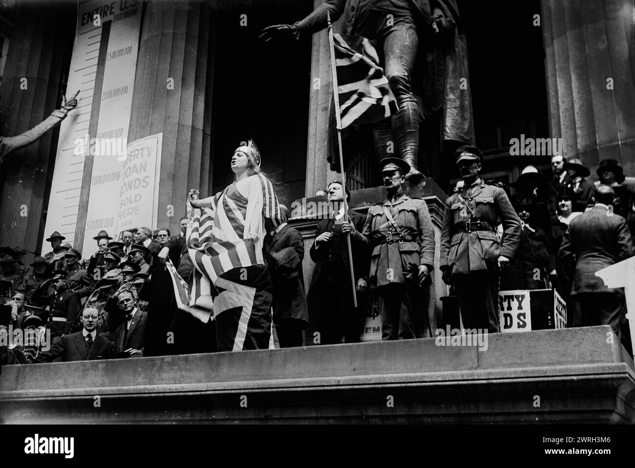 Cecil Arden, maggio 1918. Cecil Arden (1894-1989), un mezzosoprano e cantante d'opera di contralto americano, appare in un raduno Liberty Bond della prima guerra mondiale di fronte alla Federal Hall, Wall Street, New York City. Arden cantò "God Save the King". Dietro Arden c'è il rabbino Stephen S. Wise. Foto Stock