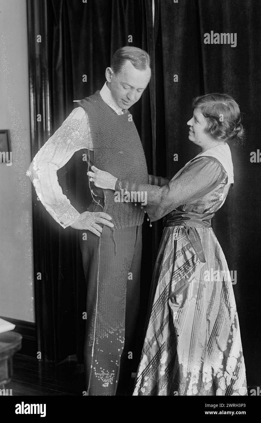 Garrison, tra c1915 e c1920. Soprano cantante d'opera Mabel Garrison Siemonn (1886-1963) che si adatta a un uomo per un maglione a maglia durante la prima guerra mondiale Foto Stock