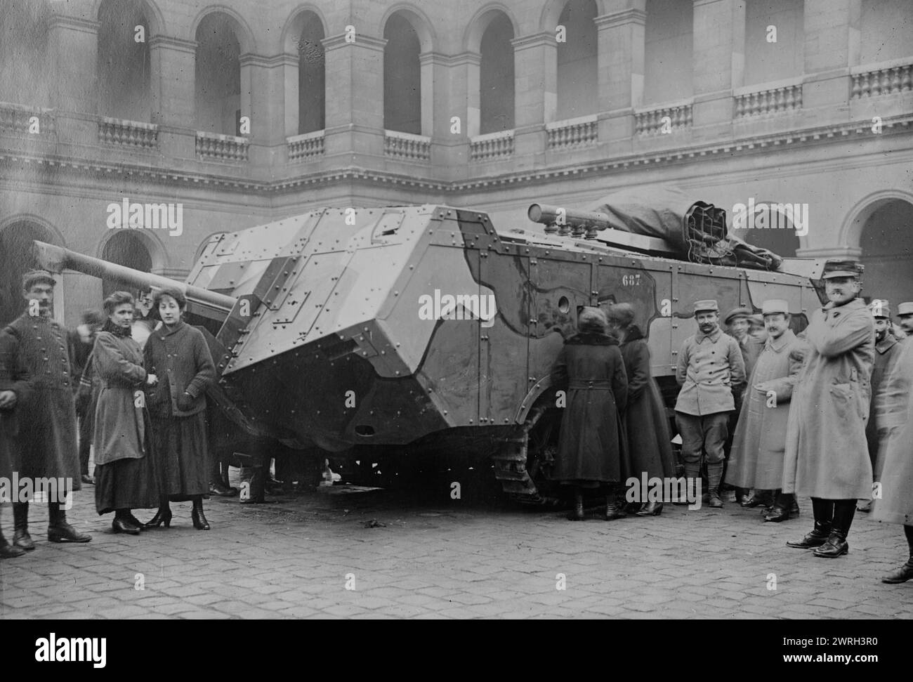 Serbatoio francese di nuovo tipo, mimetizzato, 1917 o 1918. Un carro armato francese di Saint-Chamond (Char Saint-Chamond) che fu costruito tra il 1917 e il 1918 durante la prima guerra mondiale Foto Stock