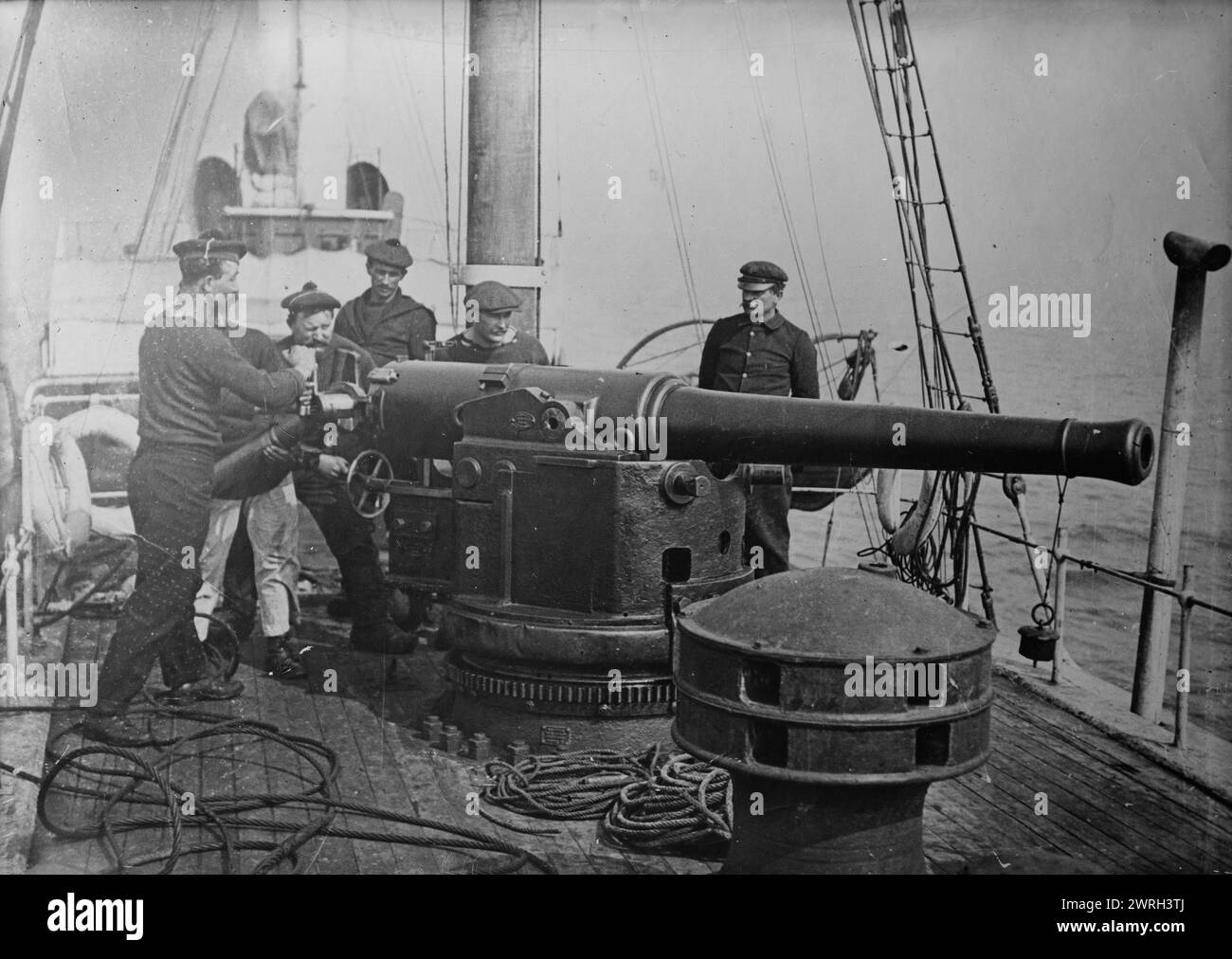 Cannone del 100 - Marina francese, 20 maggio 1918 (data creata o pubblicata successivamente). Marinai su una nave della Marina francese. Foto Stock