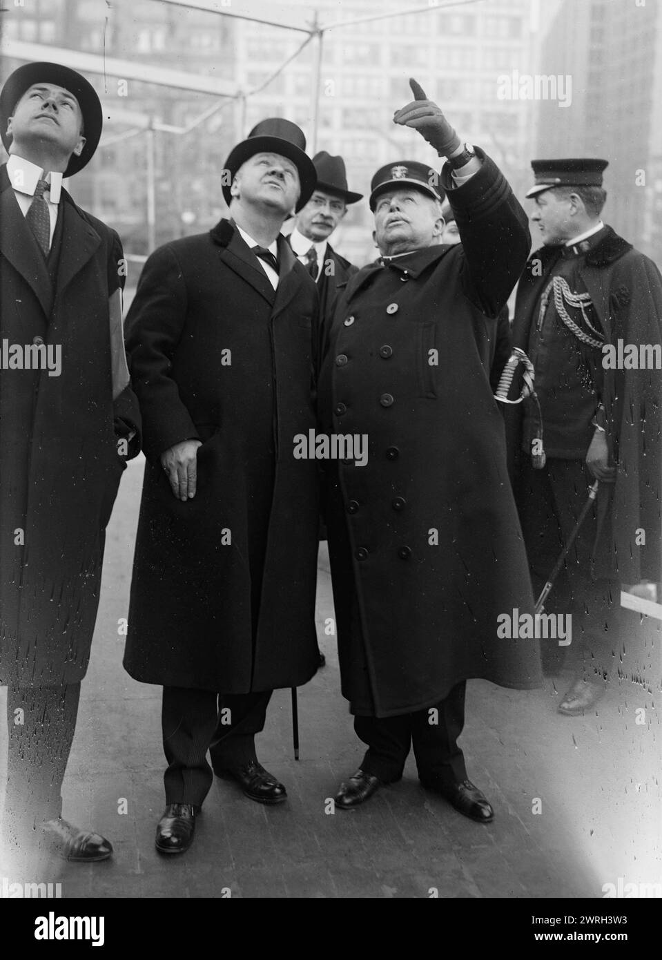 Secy Daniels, Capitano C.A. Adams, 16 marzo 1918. Segretario della Marina Josephus Daniels (1862-1948) sulla recluta degli Stati Uniti, una falsa nave da battaglia costruita a Union Square, New York City dalla Marina per reclutare marinai e vendere obbligazioni Liberty durante la prima guerra mondiale Daniels visitò la recluta il 16 marzo 1918. Sta parlando con il capitano Charles Albert Adams (1846-1929), comandante della recluta della USS. Foto Stock