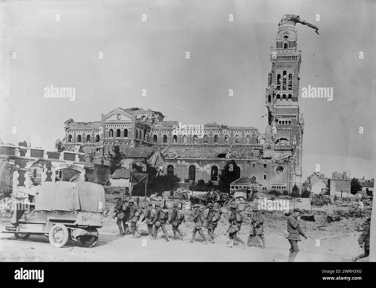 Albert Church &amp; [Falling] Madonna, tra il 1915 e il 1918. La Basilica di Notre-Dame de Brebie`res, Albert, sommes, Francia dopo la scultura di Maria e Gesù in cima alla torre fu colpita da un guscio il 15 gennaio 1915, e prima che cadesse nell'aprile 1918, durante la prima guerra mondiale Foto Stock