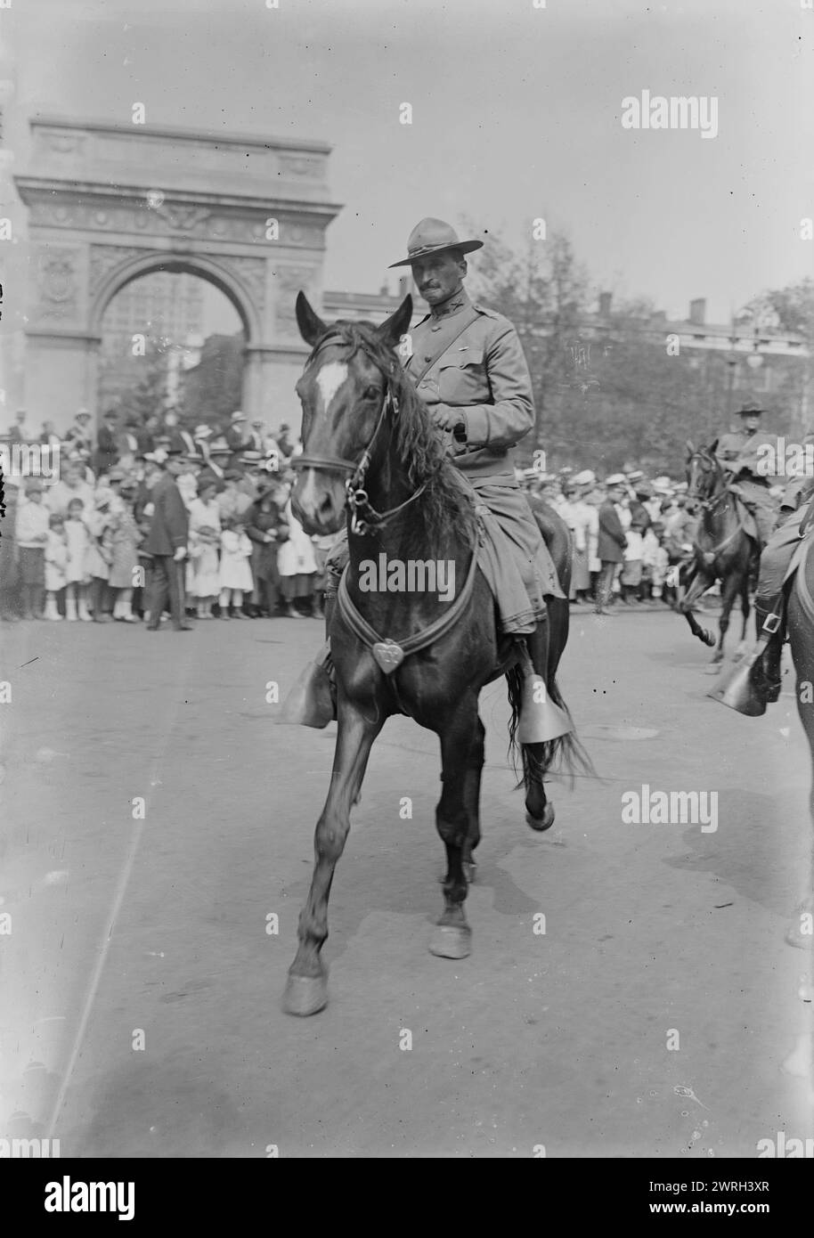 John J. Byrne, 31 agosto 1917 (data creata o pubblicata successivamente). Colonnello John J. Byrne, comandante della Nona difesa costiera (Coast Artillery Corps) durante una parata della 27th Division (National Guard of New York) il 30 agosto 1917 a New York. Foto Stock