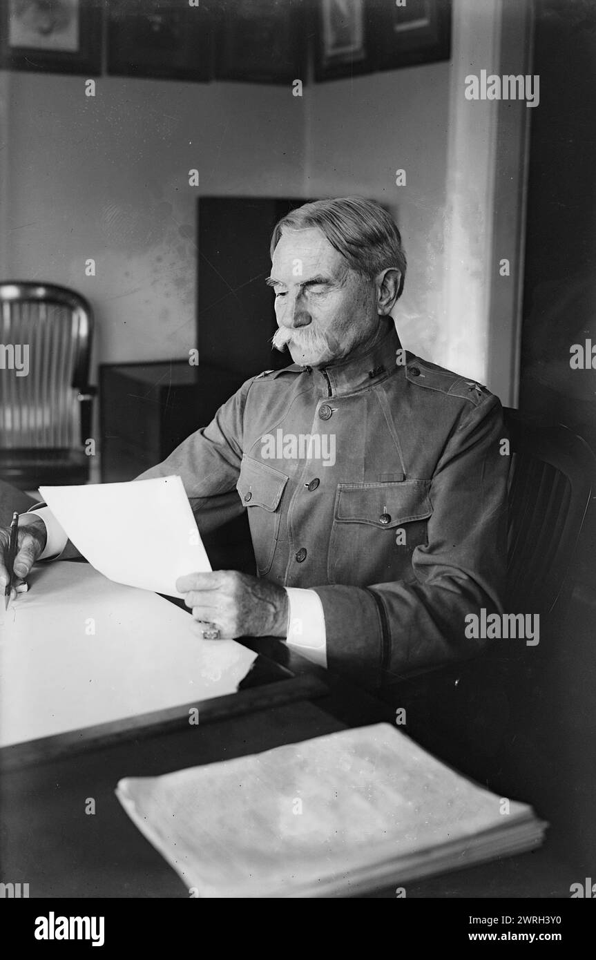 Gen. E.D. Hoyle, 1917 o 1918. Eli DuBose Hoyle (1851-1921) che ha servito come generale di brigata dell'esercito e Comandante del porto d'imbarco a Governors Island, New York City durante la prima guerra mondiale Hoyle è probabilmente nel suo ufficio presso il quartier generale dell'esercito degli Stati Uniti per la divisione militare dell'Atlantico e il Dipartimento dell'Est, Governors Island. Foto Stock